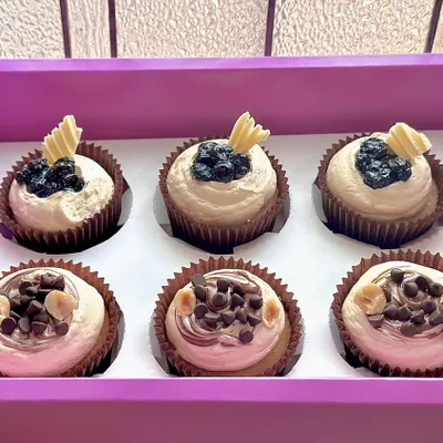 Can't decide on a flavor? Get a mix. This box features two of our most loved combinations: three Blueberry Lemon cupcakes topped with our homemade blueberry compote, and three Nutella Vanilla cupcakes topped with chocolate chips and hazelnuts.