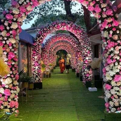 A breathtaking entrance for a Mamera ceremony. I created a long tunnel of floral arches using shades of pink and white, making for a truly grand and unforgettable welcome for the guests.