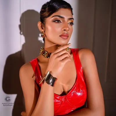 Make a bold statement with this chunky gold link choker and matching cuff. This editorial-style jewellery is perfect for elevating a simple dress or for a high-fashion photoshoot rental.