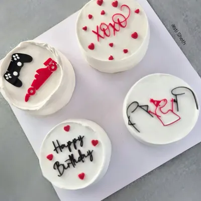 This Bento Cake Set of 4 features soft vanilla cakes with fresh fruit fillings. Each mini cake has a unique, minimalist design, making it a perfect set for gifting or sharing.