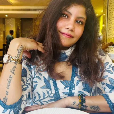 A close-up of my modern desi look. This blue and white printed cotton kurta is perfect for a relaxed Sunday, offering a fresh take on traditional Indian wear that's both stylish and comfortable.