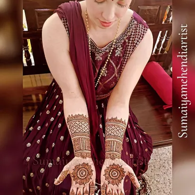 It was such a pleasure doing this beautiful bridal henna for Emily. She wanted a traditional Indian design with mandalas on the palms, and she looked absolutely stunning.