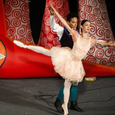 The 'Air Giants Circus' from Brazil is not just about puppets; it's a full theatrical experience. Here, two graceful ballet dancers perform as part of the spectacular musical menagerie.