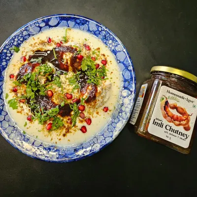 A beautiful plate of homemade Dahi Vada, generously topped with my khatta meetha Imli Chutney. The chutney, with its cashews and raisins, is the perfect finishing touch for your favourite chaat.