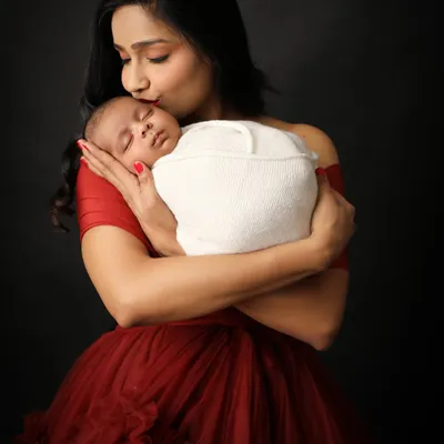 A mother's kiss, full of unspoken promises and infinite love. This close-up portrait focuses on the intimate connection and emotion that defines your first days together.