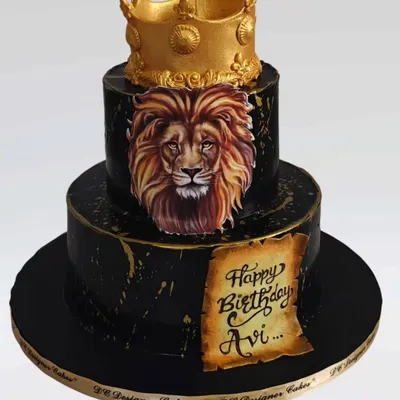 A powerful and elegant black and gold lion-themed cake. This two-tier whipped cream cake features a majestic lion and a golden crown, perfect for a husband's birthday.