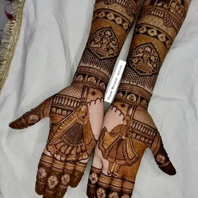 A beautiful varmala ceremony captured in henna, with the bride and groom figures as the centerpiece of the design.