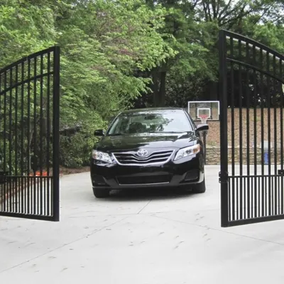 We specialize in entrance automation systems that enhance both security and convenience. This automated swing gate, installed for a residential property, provides controlled vehicle access, which can be integrated with smart controls like RFID readers or smartphone apps for seamless entry.
