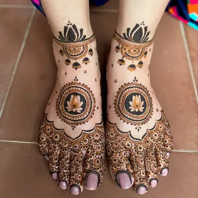 Elegance in simplicity. This foot mehndi design features a central lotus mandala, a symbol of purity and beauty, with delicate patterns extending to the toes and ankle. It's perfect for brides who prefer a graceful, minimalist style.