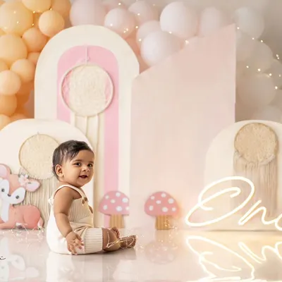 A lovely boho-themed cake smash for this one-year-old. Documenting this wonderful phase in a colorful and beautiful way is the best gift you can give your child.