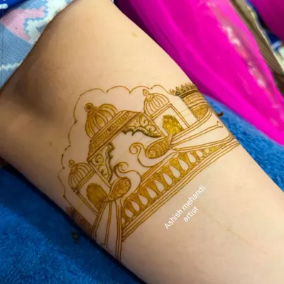 This is a close-up of a single motif, showing the start of a palanquin design. Even the smallest elements are drawn with care and precision.