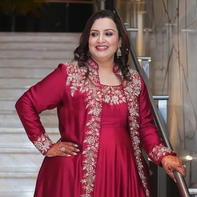 This client radiates joy and quiet glamour in a maroon ensemble with delicate embroidery. My goal is always to find flattering, effortless, and beautifully detailed pieces that make my clients feel their absolute best.