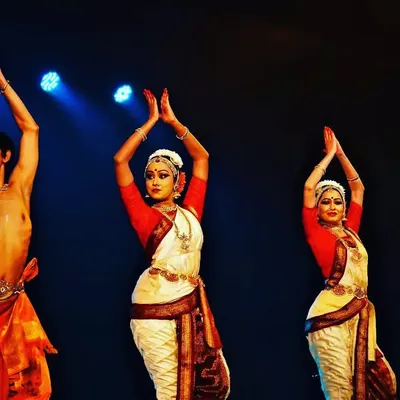 A throwback to our group performance at the Udvigna Dance Festival in 2021. Dancing together as an ensemble builds a unique and powerful energy on stage.