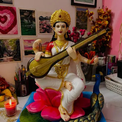 A beautifully painted fiber murti of Goddess Saraswati for the festival of Dussehra. I focused on creating soft, divine features and highlighting the intricate details of her crown and ornaments with gold paint.