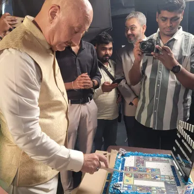 A moment I'll never forget! The legendary Anupam Kher Sir cutting the cake I made to celebrate his 40-year milestone in the film industry.