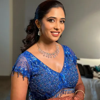 A stunning look for a cocktail or reception event. I paired a classic smokey eye with a glossy nude lip and styled her hair in a voluminous ponytail adorned with pearls for a touch of elegance.