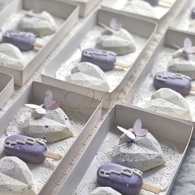 These are the return favor boxes I made for a lavender-themed event. Each box contains two geometric chocolate hearts and one personalized cakesicle, all resting on a delicate doily.