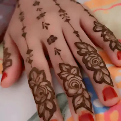 I find so much peace in creating detailed finger designs like these. Each rose and leaf is drawn with care, making it a unique piece of art for you to wear. This style is one of my signatures and a favorite among my clients for its delicate and elegant look.