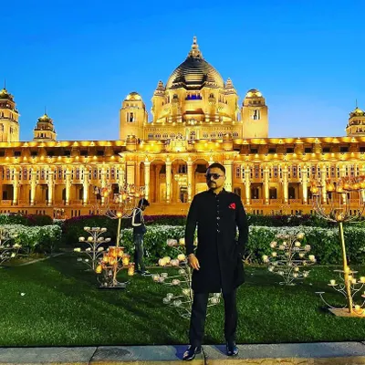 A destination wedding is all about the location, and it doesn't get more majestic than this palace in Jodhpur. I ensure my performance and setup match the grandeur of your chosen venue.