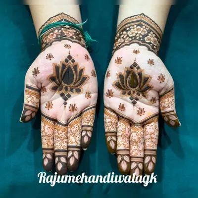 The lotus is a powerful symbol for festive occasions. This bold lotus design for Karwachauth is both traditional and eye-catching, perfect for celebrating the day.