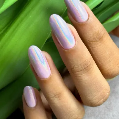 A magical lilac base with a holographic chrome effect. This design glows differently in every light, creating a mesmerizing, rainbow-like shine that is both classy and eye-catching.