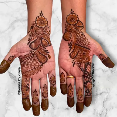 A classic Arabic design that flows diagonally across the hand. This pattern is filled with intricate paisleys, florals, and delicate net patterns, offering a rich and elegant look that is always in style.