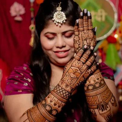 A happy bridesmaid showing off her beautiful mehendi. The design is intricate but not as extensive as a full bridal, making it perfect for the bridal party.