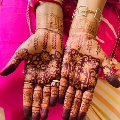 The final stain is the most important part! I use only natural henna, and with the right aftercare, we can achieve this gorgeous, deep reddish-brown color that makes the design truly pop.