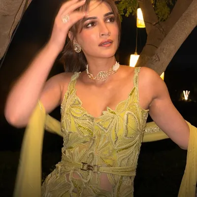 The stunning Kriti Sanon making heads turn in a delicate diamond choker. This piece is perfect for a modern, elegant look that shines under the lights.
