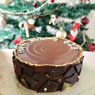 This one is for the grown ups. It's a decadent chocolate cake soaked in Kahlua liqueur, covered in dark chocolate ganache, and decorated with festive chocolate shards. The aroma is just as incredible as the taste.