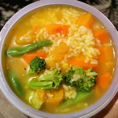 This is my special senior dog meal, designed to be easy on the digestive system. It contains soft-cooked brown rice, pumpkin, carrots, green beans, and broccoli in a light, flavorful broth.