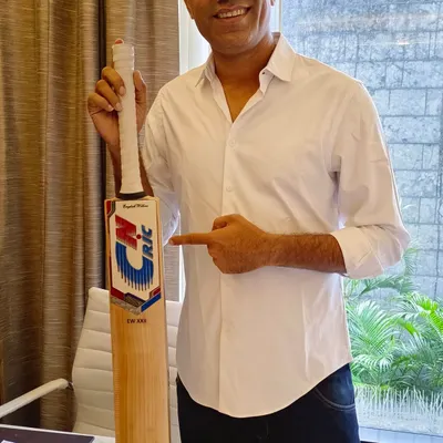 Another shot of Indian cricketer Munaf Patel endorsing the CN CRIC brand. His support highlights the professional quality of our cricket bats.