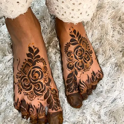 A beautiful and bold floral design for the feet, featuring large roses and leaves. This is the fresh paste, which will develop into a deep color.