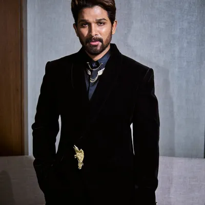 A closer look at the bespoke Gaurav Gupta creation for Allu Arjun. The structured shoulders and unique gold bird brooch are the kind of details that elevate a classic suit into a major fashion statement for the SIIMA Awards.