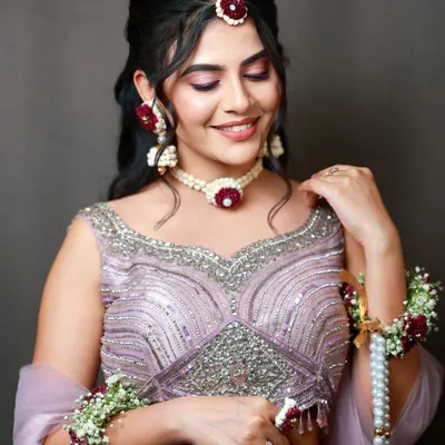 This is a perfect Sangeet or Mehendi look, featuring fresh floral jewelry and a soft lavender color palette. I teach how to create makeup that is both festive and elegant.