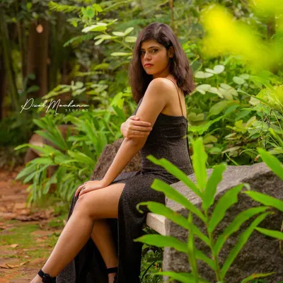 Surrounded by the greenery of the park, the elegance of a simple black dress stands out. This session was about creating a timeless, graceful portrait with a touch of mystery.