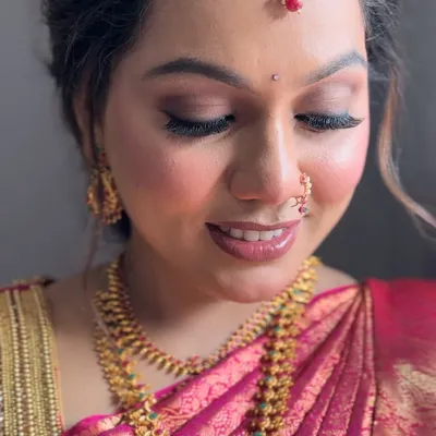 A close-up of Snehal's Tamil wedding look. I created a glamorous eye with burgundy and brown shades, just as she wanted, paired with a flawless, glowing base.