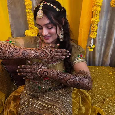 My gorgeous bride Noora, looking so happy with her intricate Pakistani mehendi. Her smile says it all!