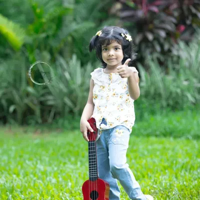 A thumbs up for a fun day at the park. I encourage kids to interact with props and just be themselves, which is how I capture their confident and happy personalities.