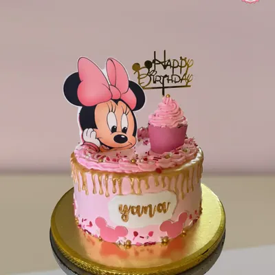 A classic Minnie Mouse cake for a sweet birthday girl. I used pink buttercream, a gold drip effect, and a cute topper to capture the Disney magic. The little cupcake on top adds an extra touch of fun.