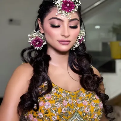 A beautiful Haldi-Mehndi look, perfect for our masterclass students to learn. The look features fresh, glowing skin and soft pink tones on the eyes and lips.