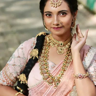 A close-up of my classic South Indian bridal set. The antique Kempu jewellery, including the choker, haram, and maang tikka, is available for rent for your Bangalore wedding.