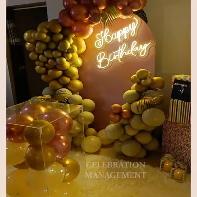 This organic balloon garland features a sophisticated, earthy color palette of mustard, rust, and beige, perfect for a modern and stylish birthday party.