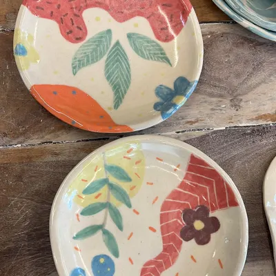 Absolutely adorable dessert plates made by a mother-daughter team in my plate painting and glazing workshop. It's so special when people create together.