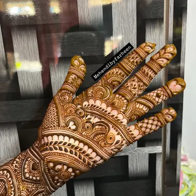 A beautiful Indo-Arabic design on the back of the hand. The bold lines create a lovely flow, complemented by fine, detailed fillers.