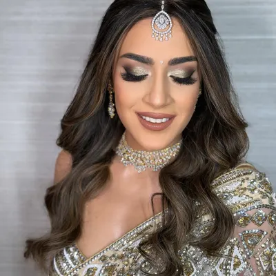 A stunning example of glamorous Hollywood waves. This hairstyle adds volume and romance, and I paired it with a dazzling gold smoky eye for a showstopping Sangeet look.