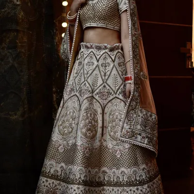 This is a full-length view of a bride wearing one of my rental jewellery sets. The Kundan choker and matching earrings add a layer of grandeur to her beautiful ivory and gold lehenga, creating a timeless and elegant bridal profile.