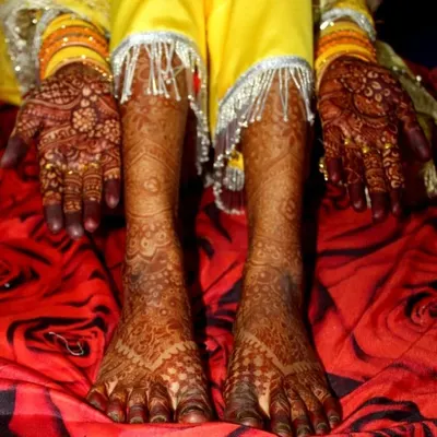 I provide complete bridal mehendi services, ensuring both your hands and feet are adorned with beautiful, cohesive designs. This full set features traditional patterns from fingertips to toes.