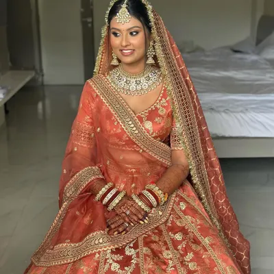 Her lehenga told one story, her eyes told another. This look was about a brown girl owning her moment in a Sabyasachi outfit, with makeup that made her feel like herself.