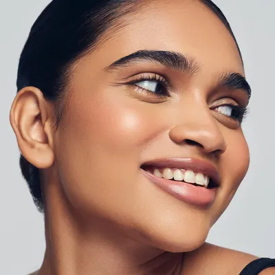 Glow goals achieved. This is a perfect example of my signature minimal makeup look, focusing on luminous skin, brushed-up brows, and a natural lip tint for a healthy, radiant finish.